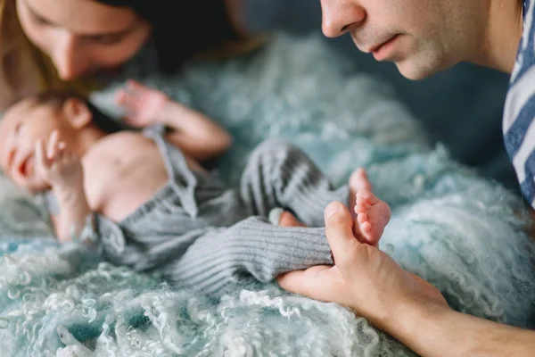 Padres felices con bebé recién nacido —  Fotos de Stock