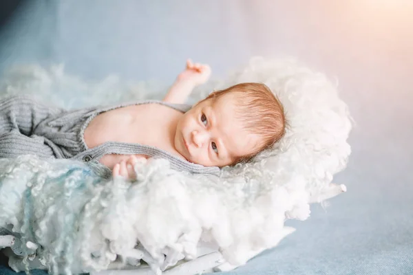 Bebê recém-nascido bonito olhando para o lado — Fotografia de Stock