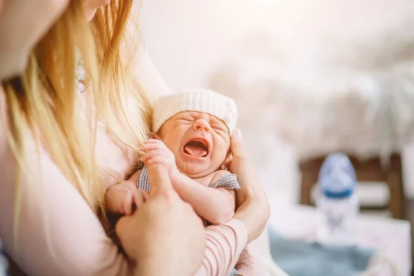 Новорожденный плачет на руках своей матери — стоковое фото