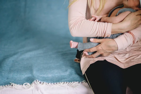 Mama tinand nou-nascutul pe maini — Fotografie, imagine de stoc