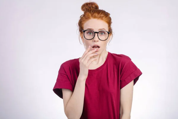 Schockierte Frau mit Brille blickt mit offenem Mund und berührtem Kopf in die Kamera — Stockfoto