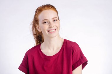 gülümseyen kadın izole üzerinde beyaz arka plan poz