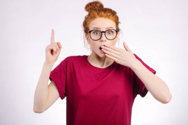 Kız gösteren kopya alanı parmak beyaz arka plan ile şaşırttı. yukarı dönük kız