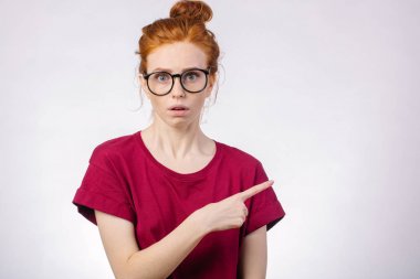 Sürpriz kız boş kopya alanı onun parmak beyaz arka plan ile gösterilen