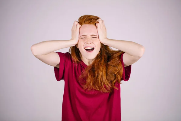 Hermosa joven tocando sus sienes sintiendo estrés, sobre fondo blanco — Foto de Stock