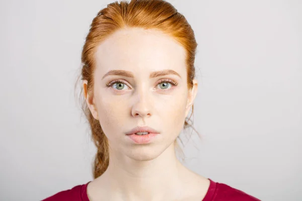 Schöne junge rothaarige Mädchen mit sauberem, frischem Gesicht und neutralen Emotionen aus nächster Nähe — Stockfoto