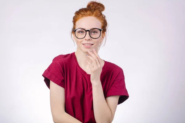 Portret van aantrekkelijke jonge roodharige vrouw die lacht met bril — Stockfoto