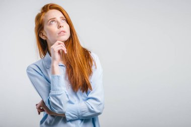 Bir düşüneyim. Kadın elini çenesinde tutuyor.