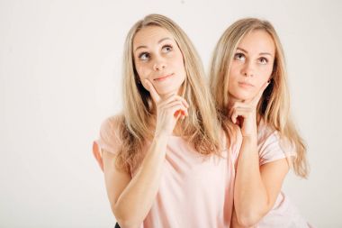 Genç kadın düşünme fikir. Kız kardeşim en iyi arkadaş ikizler. Komik güzel Model
