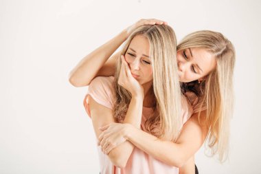 ikiz kız kardeşler beyaz ağlamaklı arkadaş rahatlatıcı