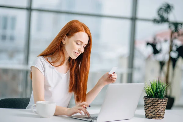 Belanja gadis membeli online dengan laptop dan kartu kredit — Stok Foto