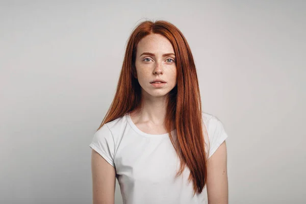 Redhead girl with healthy freckled skin looking at camera — Stock Photo, Image