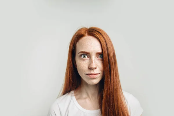 Rödhårig flicka med frisk fräknig hud tittar på kameran — Stockfoto