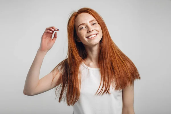 Joven chica pelirroja atractiva sonriendo mirando a la cámara. —  Fotos de Stock