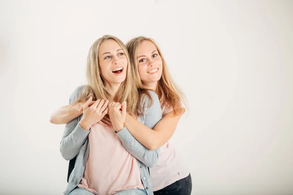 Mode. Ung vacker kvinna Hugging — Stockfoto