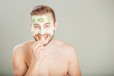 Adam yüz, gri arka plan üzerinde kozmetik maskesi