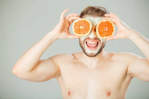 Mascarilla facial de frutas frescas y arcilla para hombre concepto — Foto de Stock