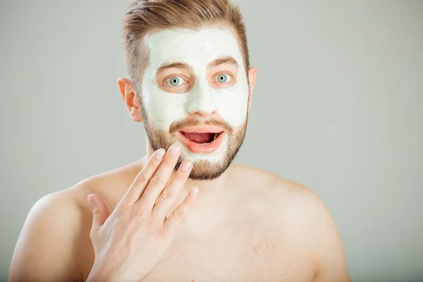 Hombre sorprendido con máscara de belleza, cuidado de la piel — Foto de Stock