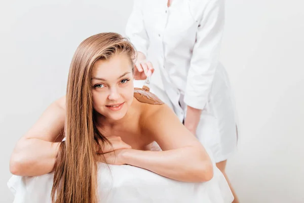 Lázeňská terapie pro mladé ženy s kosmetickou maskou v salonu krásy — Stock fotografie