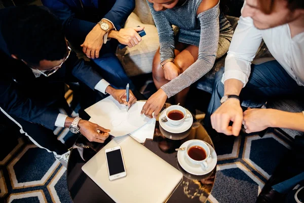 Geschäftsleute treffen sich im Büro von oben — Stockfoto