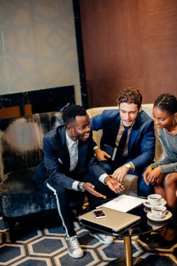 ofiste toplantı Afrika ve beyaz girişimcilerin takım