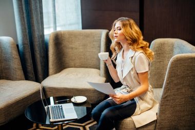 Kadın Hesap Yöneticisi çalışma, yeni iş projesi ile ahşap masa