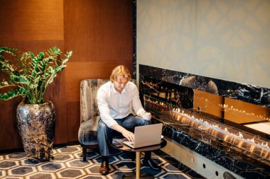 laptop erken fincan kahve ile yapılan iş için adam İnşaat