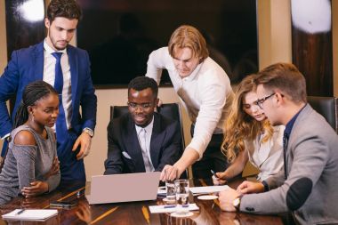 modern ofis dizüstü bilgisayarda çalışan beyin fırtınası, toplantıda iş takım