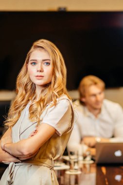 Kadın işçilerin kameraya işçiler ile arka plan üzerinde seyir.