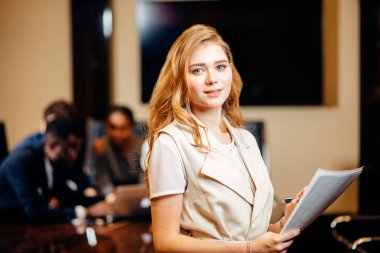 Kadın işçilerin kameraya işçiler ile arka plan üzerinde seyir.