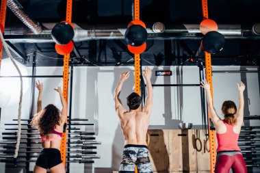 uyum, spor ve egzersiz kavramı - sağlık toplarıyla spor salonunda eğitim grubu