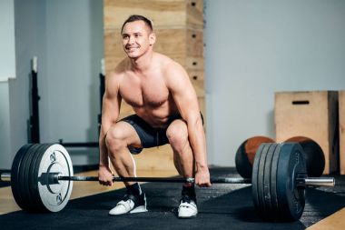 modern bir fitness merkezi onun Merkez over Deadlift halter yapan erkek.