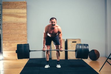 modern bir fitness merkezi onun Merkez over Deadlift halter yapan erkek.