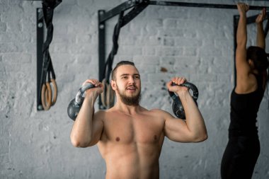 vasıl jimnastik salonu kaldırma iki kettlebell egzersiz egzersiz dostum