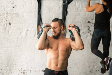 vasıl jimnastik salonu kaldırma iki kettlebell egzersiz egzersiz dostum