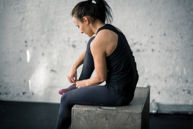 Güzel kadın spor ayakkabı bağcığı bağlama