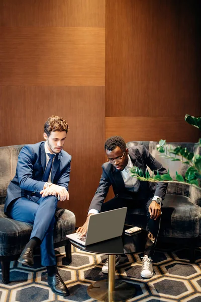 Két férfi alkalmazottak tanácsadás-val a laptop a kávézóban — Stock Fotó