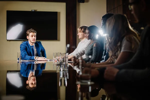 Líder de equipe conversando com colegas de trabalho no escritório moderno — Fotografia de Stock