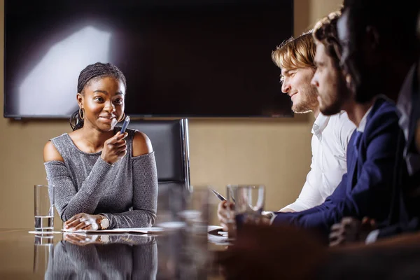 Vrouwelijke teamleider op vergadering discussie praten in kantoor-vergaderruimte — Stockfoto