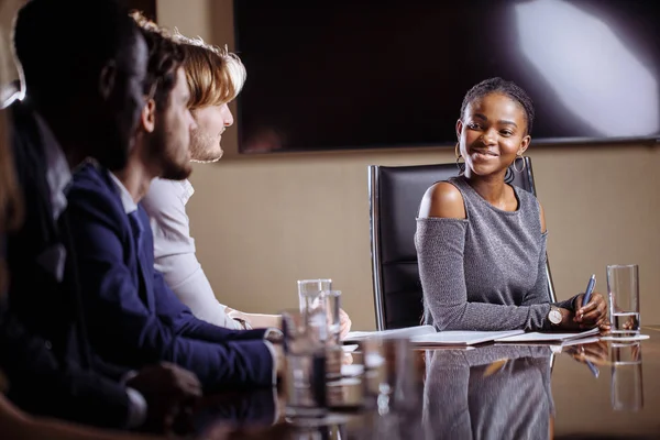 Responsabile del team femminile sulla riunione Discussione Parlare nella sala conferenze dell'ufficio — Foto Stock