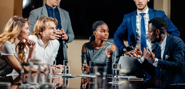 Responsabile del team femminile sulla riunione Discussione Parlare nella sala conferenze dell'ufficio — Foto Stock