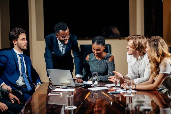 Team di lavoro sulla riunione in ufficio moderno brainstorming, lavorando sul computer portatile — Foto Stock