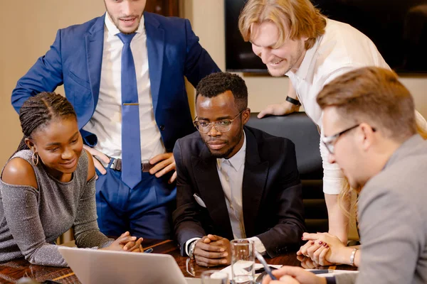 Team di lavoro sulla riunione in ufficio moderno brainstorming, lavorando sul computer portatile — Foto Stock