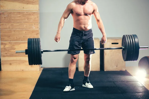 Bodybuilder gocce pesanti pesi del bilanciere durante l'allenamento — Foto Stock