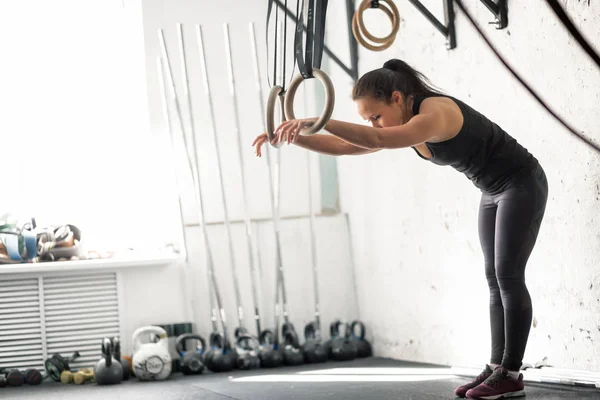 Fitness dip gyűrű nő edzésprogram a gym, merülő gyakorlása — Stock Fotó