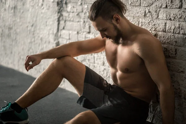 근육 질 남자 체육관 운동 후 휴식 — 스톡 사진