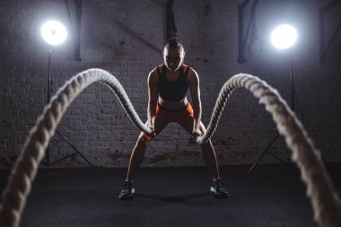 Çekici genç uygun ve savaş halatlar ile çalışma dışarı sporcumuz tonlu