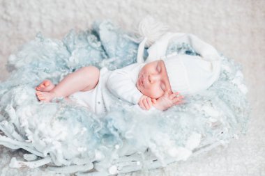 Yeni doğan bebek, tam uzunlukta uyuyor