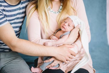 Anne holding yenidoğan ellerinde