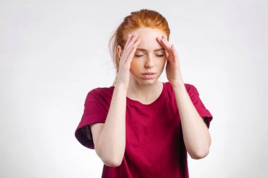 erkek baş ağrısı vardır, tapınak üzerine el tutar, acı ve hayal kırıklığı hisseder